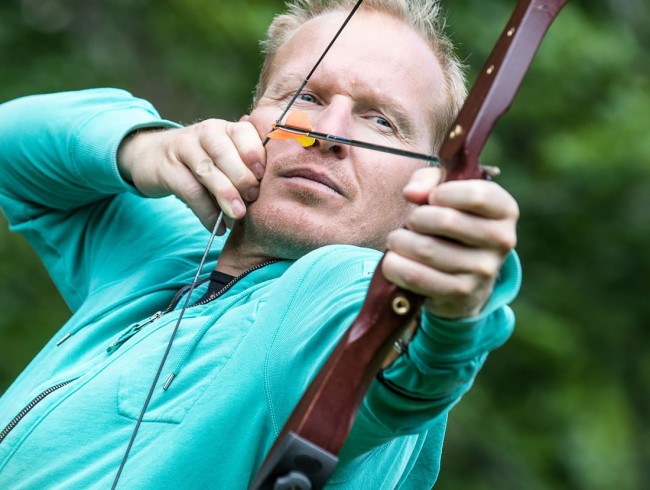 Spaß auch für die Erwachsenen beim Schießen mit Pfeil und Bogen in Flachau by Hermann Maier Adventures